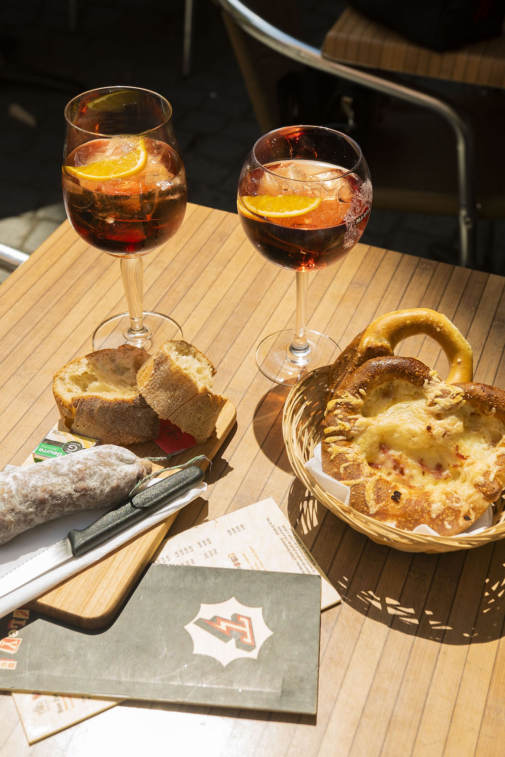 Le Trolley Bus aperitivo cocktail et saucisson en terrasse l'été 