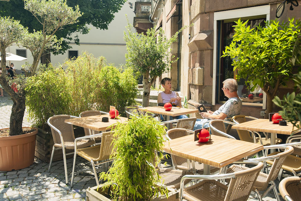 Le Trolley Bus aperitivo en terrasse l'été