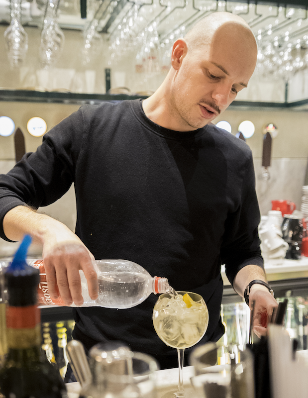 barman aux douze apotres bar strasbourg restaurant 