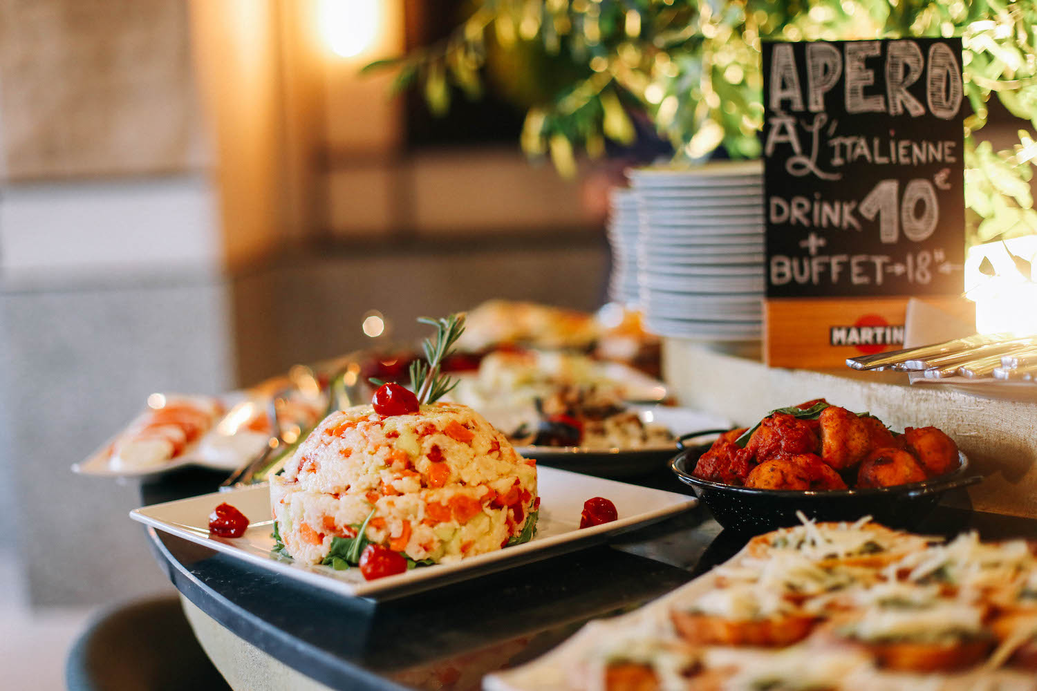 A l'heure de l'aperitivo, un buffet de délices italiens prend place autour de l'olivier ©Gaelle Simon 