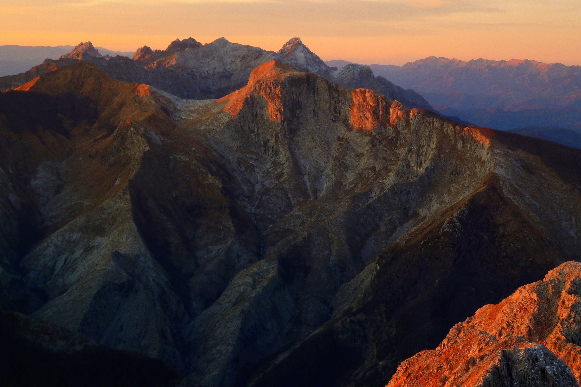 alpes apuanes italie toscane paysage 