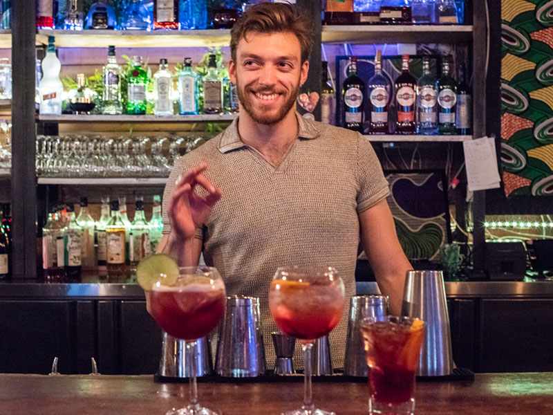 Les Petites Gouttes paris bartender