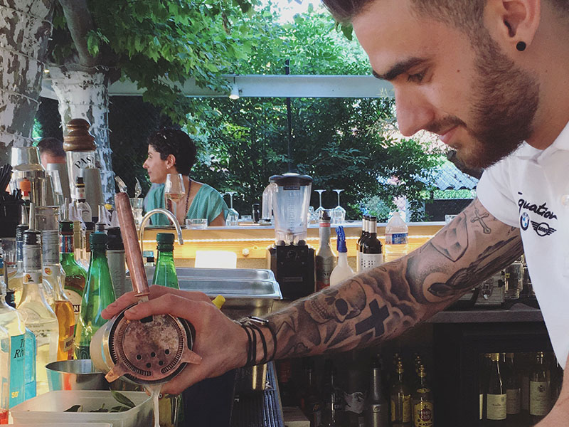 rowing club restaurant toulouse bartender