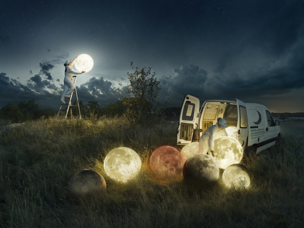 To the moon and back - Erik Johansson, Passage Sainte Croix